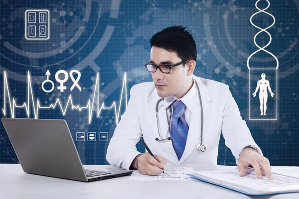 Manliga läkare arbetar vid skrivbordet — Stockfoto
