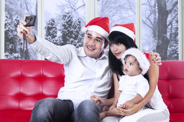 Man taking picture of his family — Stock Photo, Image