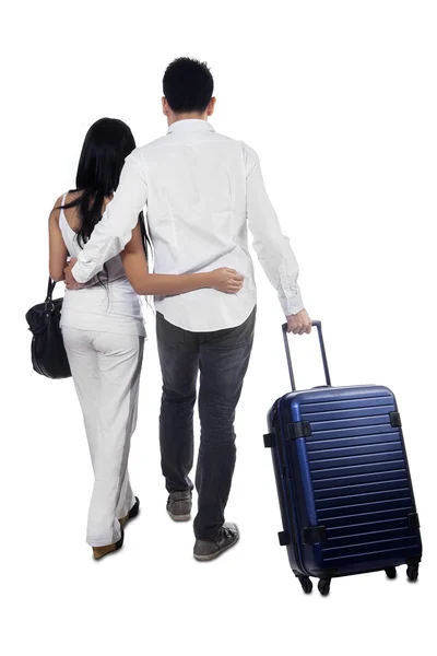 Visão traseira do casal puxando bagagem — Fotografia de Stock