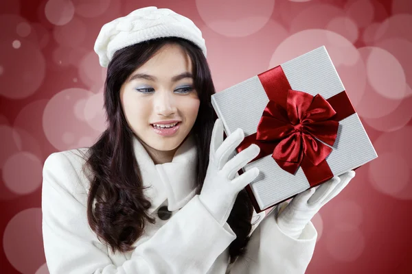 Γλυκό κορίτσι σε ρούχα του χειμώνα να πάρει ένα δώρο — Φωτογραφία Αρχείου