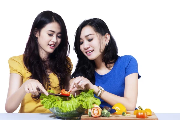 Женщины вместе делают салат — стоковое фото