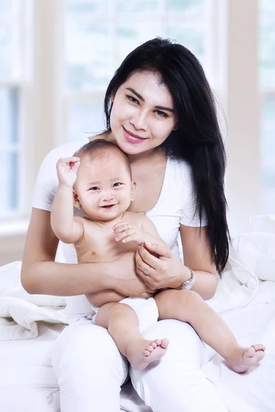 Jovem mãe e seu doce bebê — Fotografia de Stock