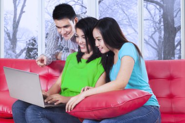 Üniversite öğrencileri dizüstü evde kullanma