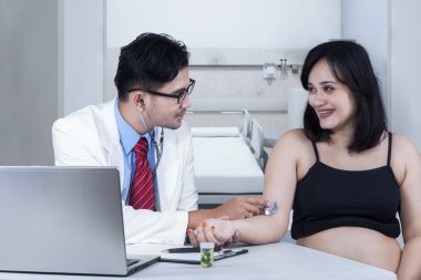 Doktor kan basıncını ölçüyor.