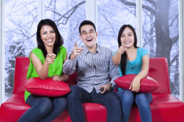 Grup neşeli genç kanepe