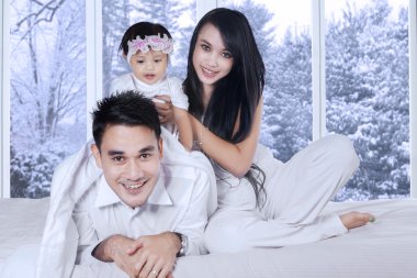 İspanyol Aile zevk kış tatili evde