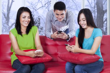 Cep telefonu ile neşeli genç manifatura