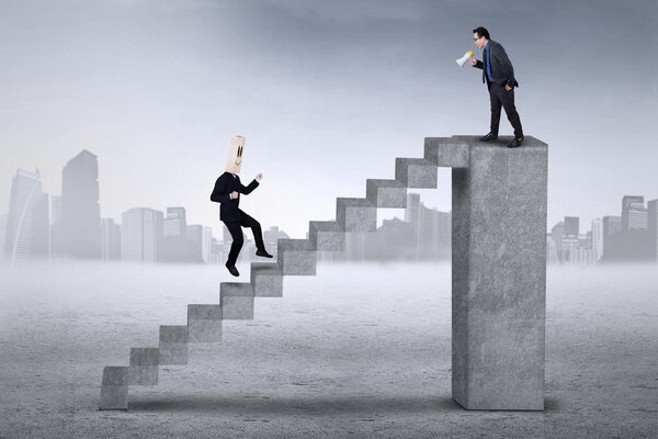 Анонимная работница встречается со своим боссом
