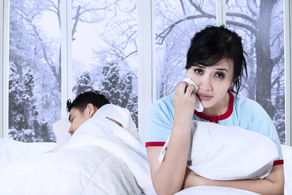 Asiatische Dame weinen auf Bett — Stockfoto