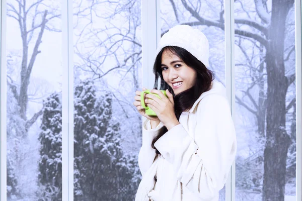 Asian lady in winter coat enjoy warm drink — Stock Photo, Image