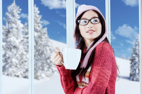커피 한잔과 함께 아름 다운 소녀 — 스톡 사진