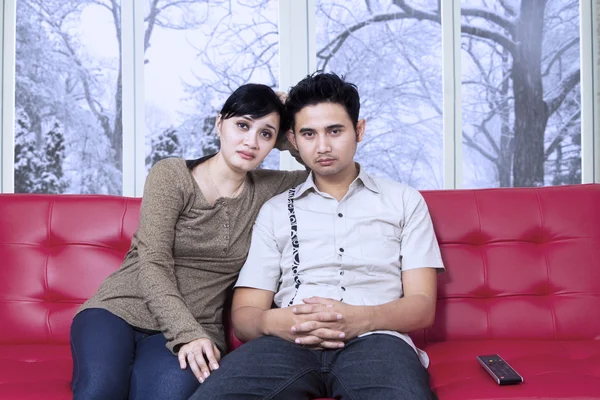 Casal entediado assistindo televisão em casa — Fotografia de Stock