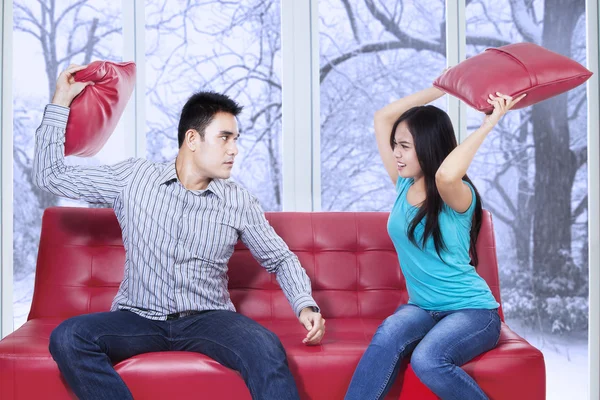 Furioso casal batendo uns nos outros — Fotografia de Stock