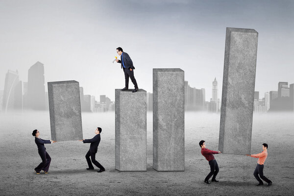 Суетливый предприниматель кричит на подчиненных
