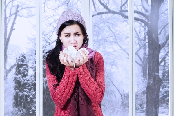 Ragazza tessuto di scarto per tosse e starnuto — Foto Stock