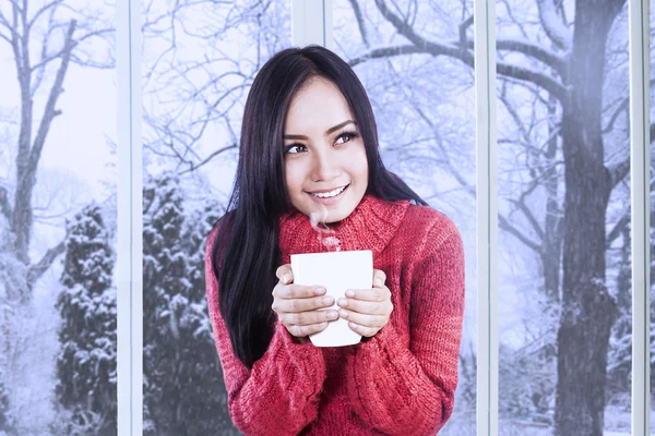 Girl wearing jumper enjoy hot drink — Stock Photo, Image