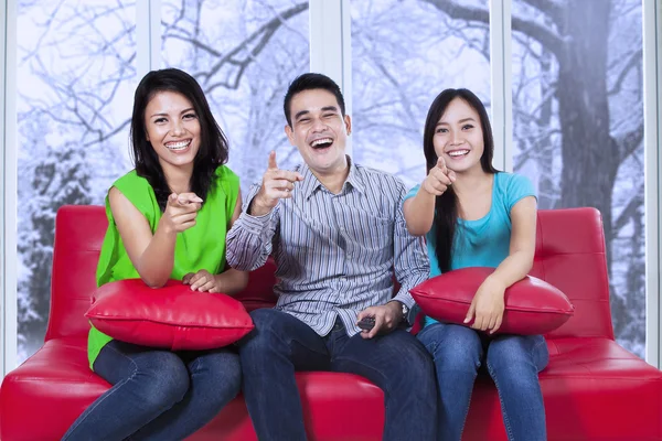 Grupo de adolescente alegre no sofá — Fotografia de Stock