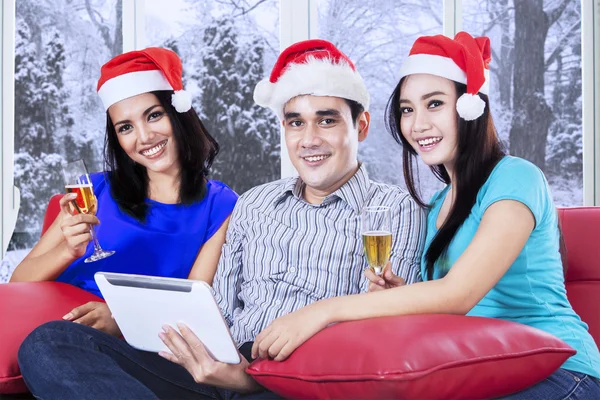 Latino tieners vieren Kerstmis — Stockfoto