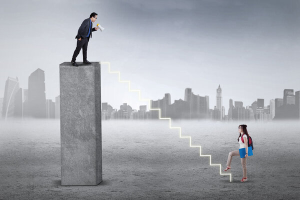 Студентка стажировки по вызову ее лидера
