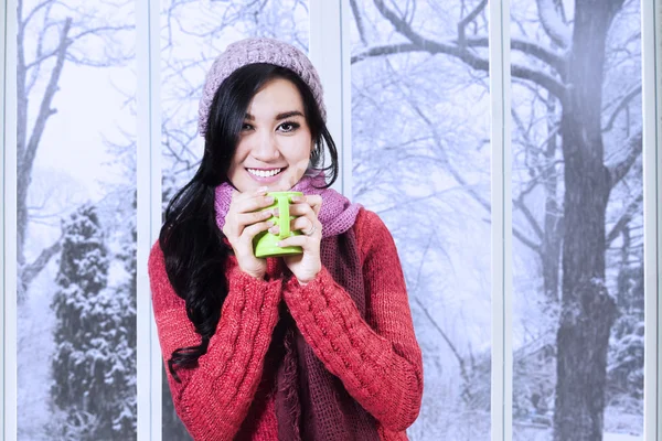 Pretty lady enjoy warm drink — Stock Photo, Image