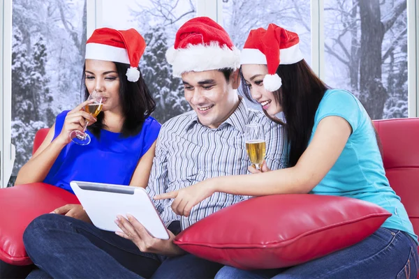 Grupo de adolescentes celebra dia de xmas — Fotografia de Stock