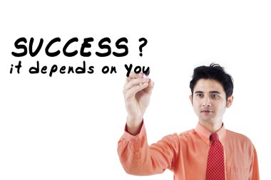 Kendine güvenen işadamı 3 beyaz tahta üzerinde yazıyor