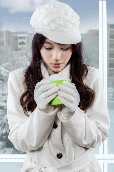 Attraktives Mädchen trinkt heißen Cappuccino — Stockfoto