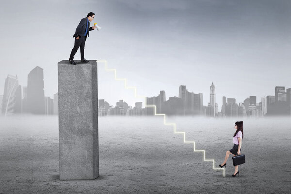 Деловой лидер кричит своему подчиненному:
