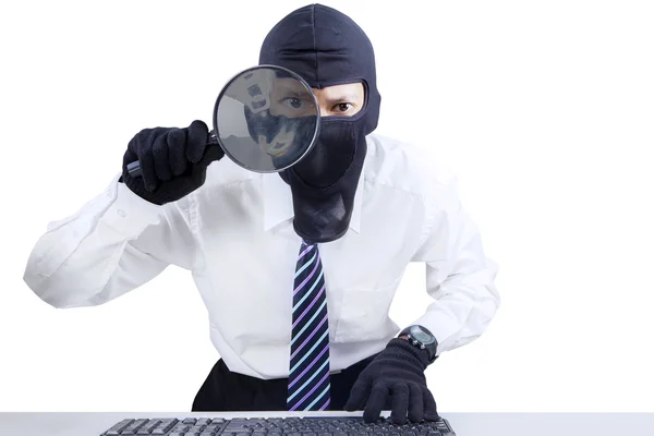 Affärsman bär mask letar information 2 — Stockfoto