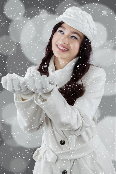 Mulher alegre jogando snowfall — Fotografia de Stock