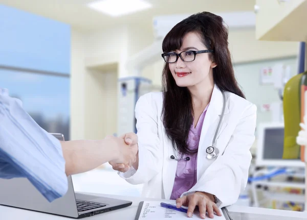 Doctor estrechando las manos al paciente — Foto de Stock