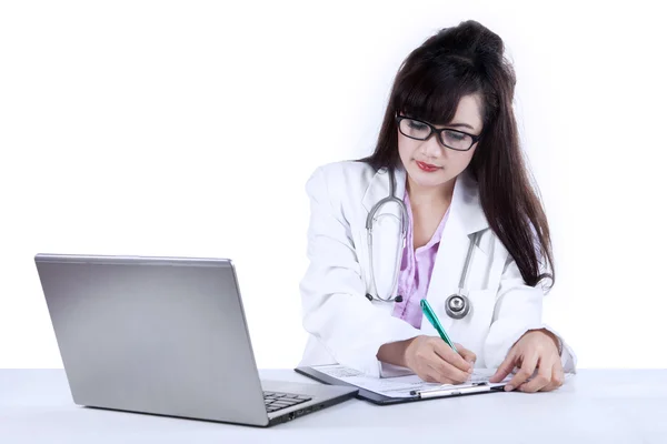 Médica mulher escrevendo relatório médico 1 — Fotografia de Stock