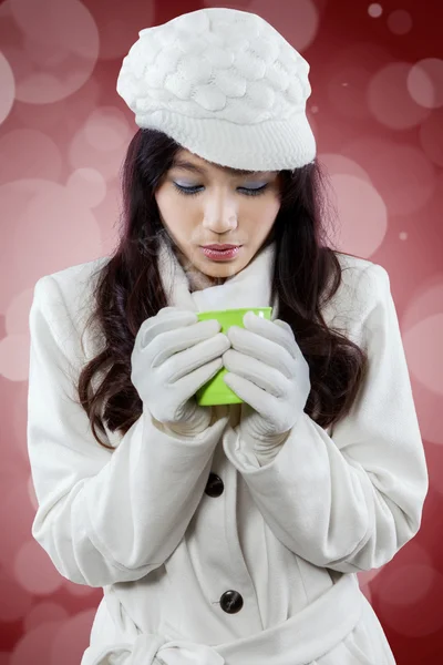 Girl enjoy a cup of hot drink — Stock Photo, Image