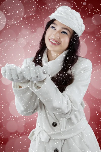 Glückliche Mädchen fangen Schneefall — Stockfoto