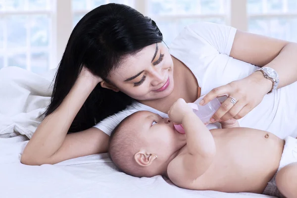 Gelukkig moeder voedt haar baby — Stockfoto