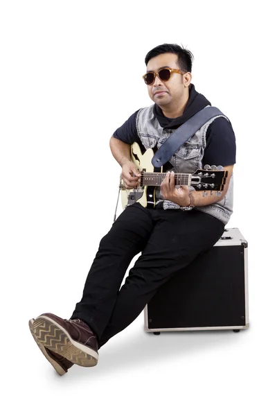 Músico tocando la guitarra en el amplificador —  Fotos de Stock