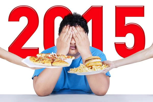 Persona con sobrepeso evitar la comida chatarra —  Fotos de Stock