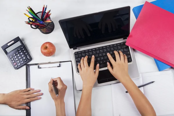 Studentengruppe lernt gemeinsam — Stockfoto