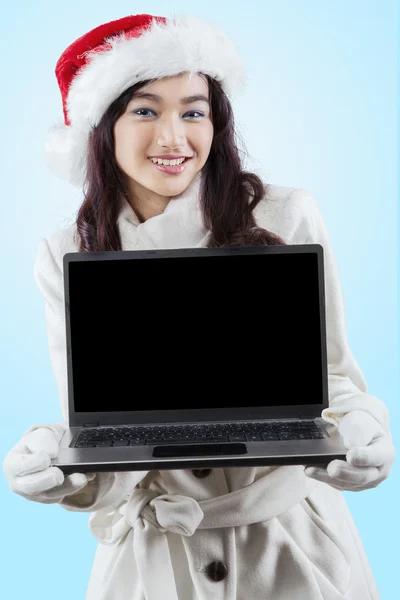 Mulher em casaco de inverno mostrando laptop — Fotografia de Stock