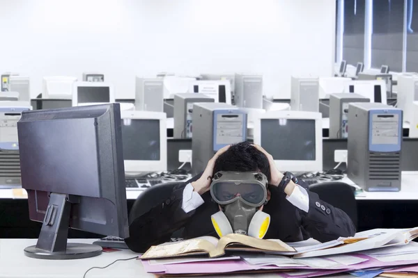 Hombre de negocios preocupado con máscara de gas — Foto de Stock