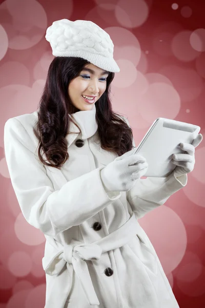 Jonge vrouw in winter jas met Tablet PC — Stockfoto
