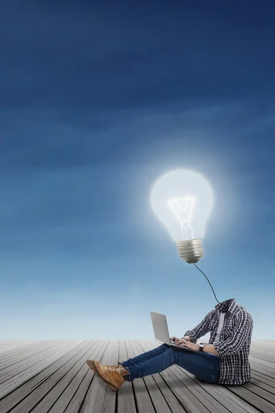 Casual student met lamp hoofd met behulp van laptop — Stockfoto