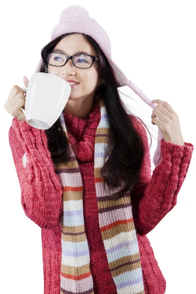 Leuk meisje genieten van warme dranken in studio — Stockfoto