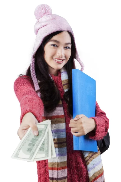 Linda chica en invierno desgaste ofreciendo dinero — Foto de Stock