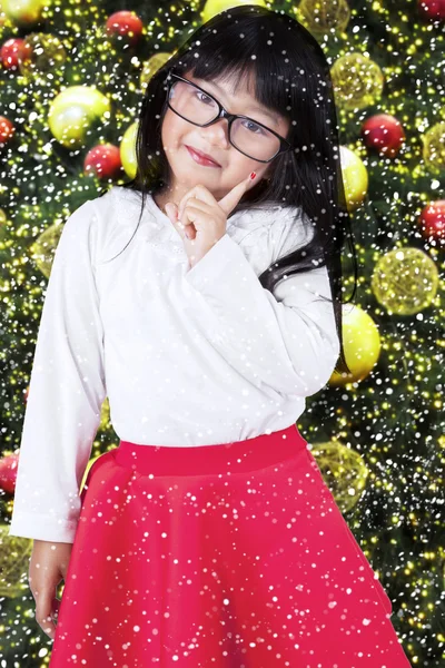 Schattig klein meisje met kerstboom — Stockfoto