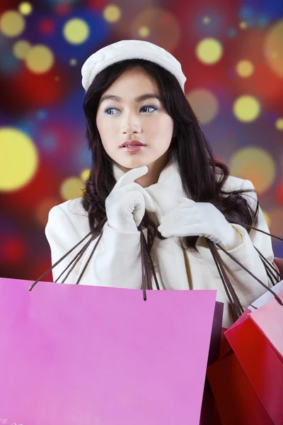 Elegante tienermeisje met shopping tassen — Stockfoto