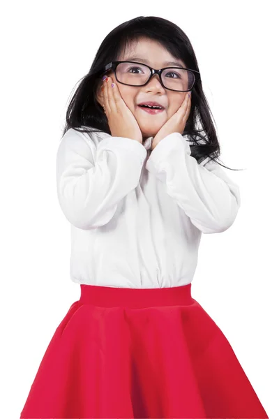 Niña excitada con gafas en el estudio —  Fotos de Stock