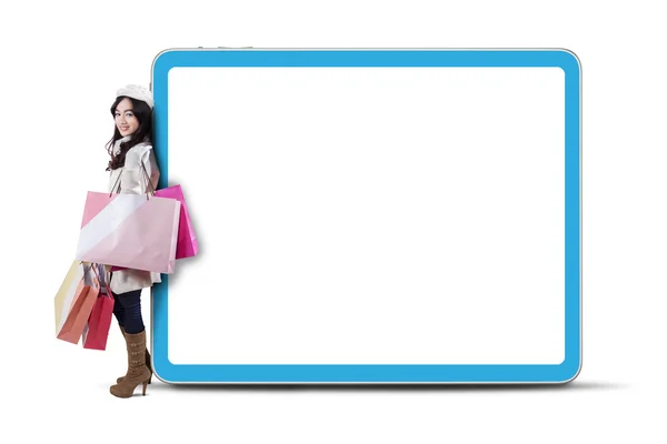 Mädchen mit Einkaufstaschen und Schild — Stockfoto