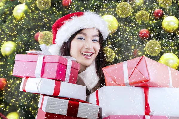 Chica feliz llevando muchos regalos — Foto de Stock