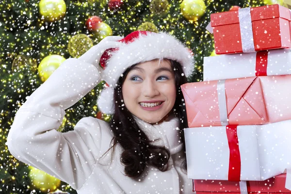 Menina alegre segurando presentes de Natal — Fotografia de Stock